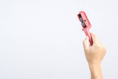 Bıçak bıçak bileyici, beyaz arka plan üzerinde mutfak için aksesuar tutan el