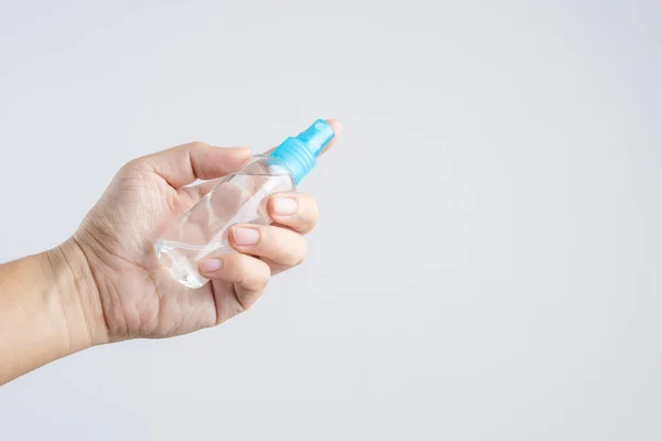 Mão Segurando Garrafa Pulverização Plástico Transparente Conter Água Pura Líquido — Fotografia de Stock