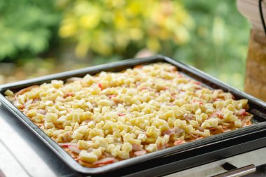 Ev yapımı pizza önce fırında makarna üzerine taze peynir sevgisi