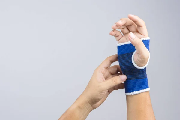 Hand Mit Elastischer Handgelenksstütze Und Verletzter Geste Auf Weißem Hintergrund — Stockfoto