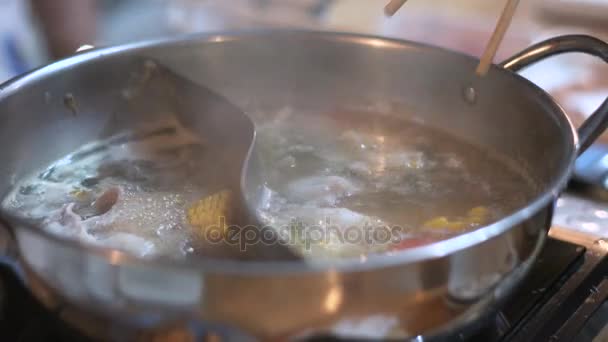 Güveç Shabu Veya Iki Çorba Bölümlerle Sukiyaki Bir Orijinal Diğer — Stok video