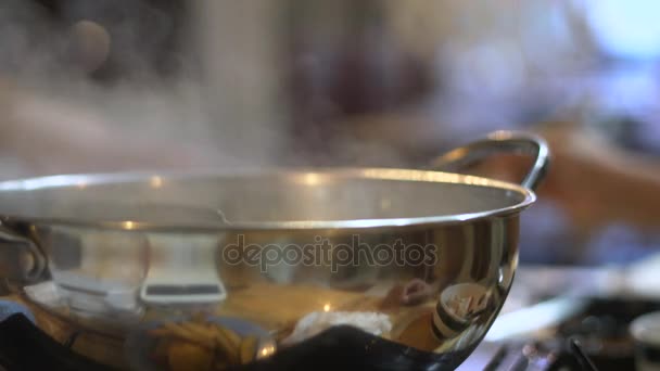 涮锅或寿喜烧 两个汤分区 一个是原创的 另一个是泰国汤姆百胜 — 图库视频影像