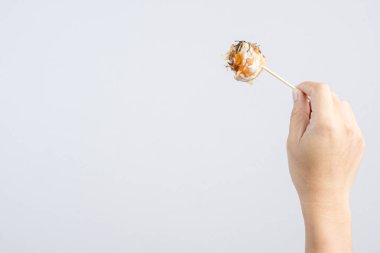 Kan, ahtapot, beyaz arka plan üzerinde Japonca sokak gıda ile dolu bir un top tutan el