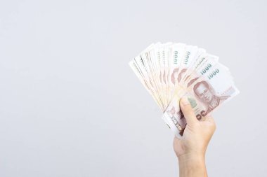 Beyaz arka plan üzerinde Tayland 1000 baht veya para biriminin Tay banknotlar tutan el