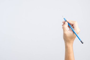 Jest beyaz arka plan üzerinde yazı ile 2b kalem tutan el