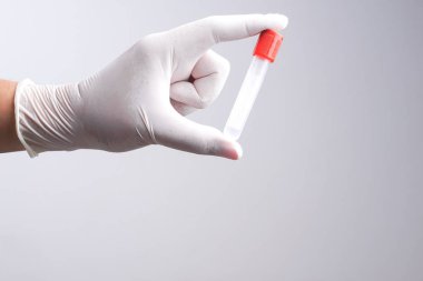 Lateks eldiven boş tüp beyaz arka plan üzerinde tutan eliyle