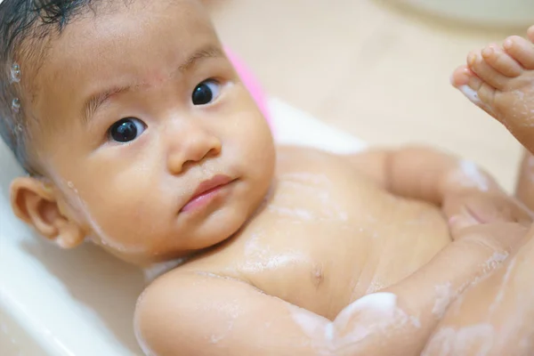 8月大的亚洲婴儿洗澡由他的母亲 — 图库照片