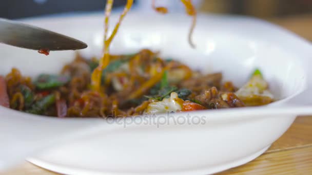 Comer Macarrão Instantâneo Frito Com Vegetais Misturados Ingredientes Picantes Muito — Vídeo de Stock