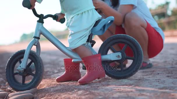 Азиатский Мальчик Около Года Месяцев Катается Велосипеде Детского Баланса Дороге — стоковое видео