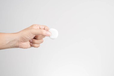 Beyaz arka plan, 42 megapiksel yüksek çözünürlüklü görüntü üzerinde yuvarlak tatlı lokum tutan el