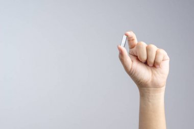 Beyaz arka plan üzerinde zımba için dolum Zımba, bir ofis tutan el malzemeleri