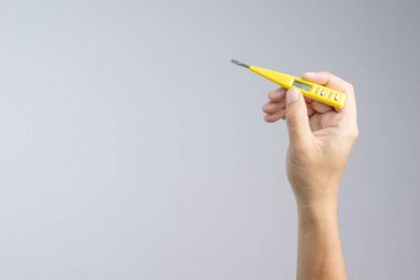 Tornavida dijital lcd devre veya gerilim tester beyaz arka plan üzerinde tutan el