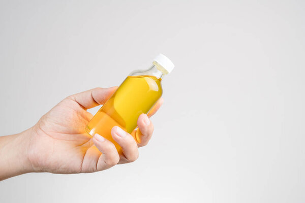 Тайский бокс Liniment или Namman Muay использовать для массажа, чтобы облегчить мышцы, сухожилия, суставы на белом фоне
