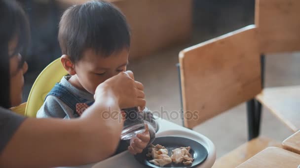 Год Месяцев Азиатский Ребенок Ест Пищу Которую Кормит Мать — стоковое видео