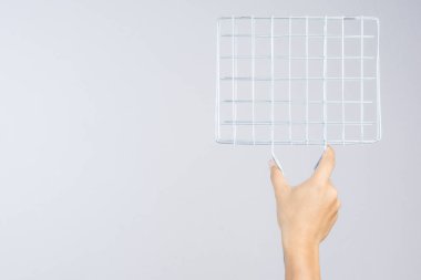 Taşınabilir Barbekü ızgara ızgara Çelik beyaz zemin üzerine yapılan tutan el