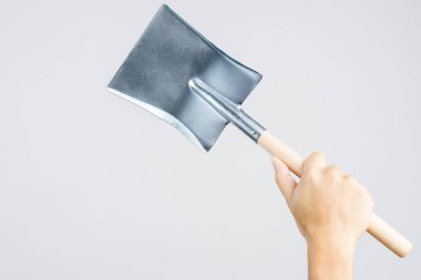 Küçük Bahçe Küreği ahşap saplı beyaz arka plan üzerinde tutan el