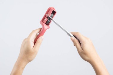 Bıçak bıçak bileyici, beyaz arka plan üzerinde mutfak için aksesuar tutan el