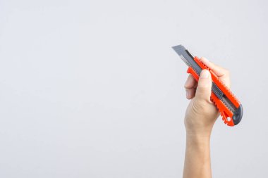 El ele tutuşma ofisi beyaz arka planda büyük kağıt kesicisi