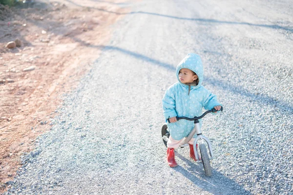 Азиатский Мальчик Около Года Месяцев Зимней Куртке Катается Велосипеде Детского — стоковое фото
