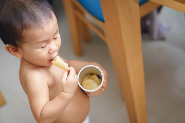 Ano Três Meses Idade Asiático Bebê Comendo Frito Batata Frita — Fotografia de Stock
