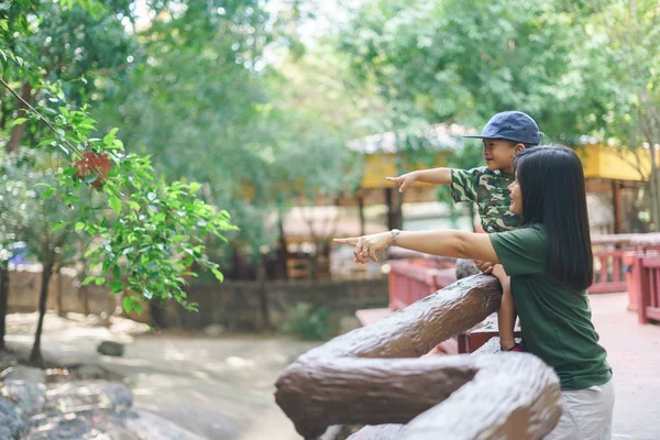 Mère Asiatique Visitant Zoo Avec Son Bébé Mois — Photo