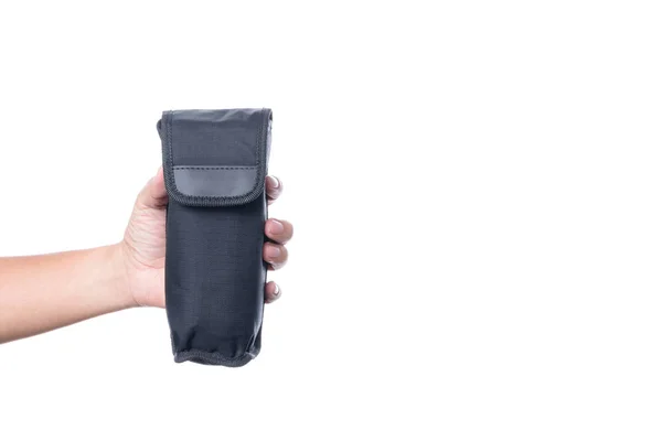 Ręka trzyma worek etui flash speedlight, sprzęt fotograficzny — Zdjęcie stockowe