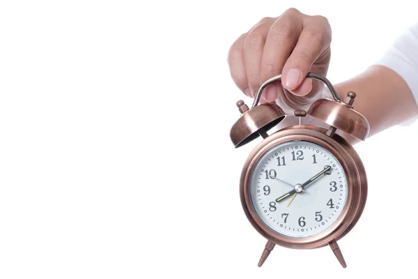 Mão segurando a configuração do despertador vintage às 7h e mostrando o tempo — Fotografia de Stock