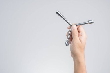 Çelik anahtarı tutan el.