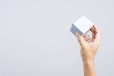 Özel durumlar için küçük gümüş renkli bir hediye kutusu.