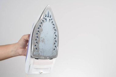 El ele tutuşmak ve elektrikli elbiseler ütülemek.