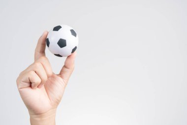 Küçük bir futbol topu ya da futbol topu tutarken