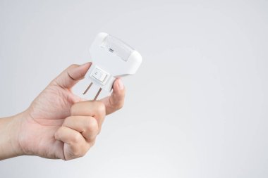 El ele tutuşan duvar, ışık prizi.