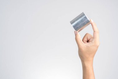 Yapışkan alüminyum folyo bant ile dolgu malzemesi.