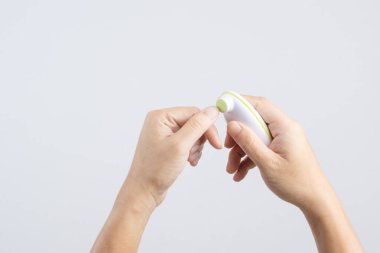 El ele tutuşan tırnak makası cilalama ya da cilalama kiti Ki