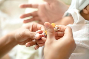 Yeni doğan bebek elini buduyorum