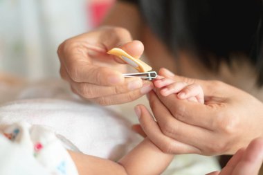 Yeni doğan bebek elini buduyorum