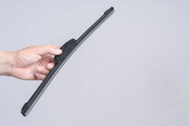 Yeni cam sileceği tutan el.