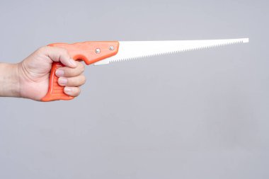 Plastik saplı el testeresi.