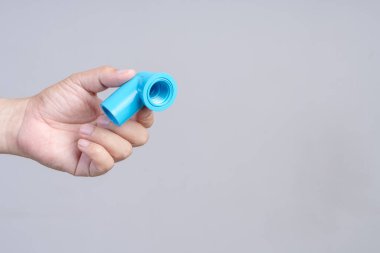 El ele tutuşan pvc su borusu