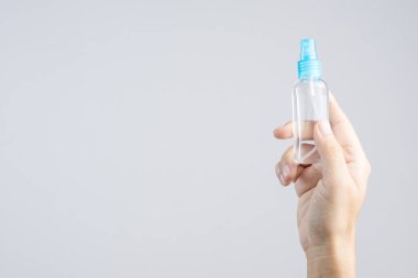 Şeffaf plastik sprey şişesinde saf su var.