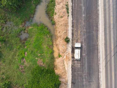 Su kamyonu depoyu dolduruyor