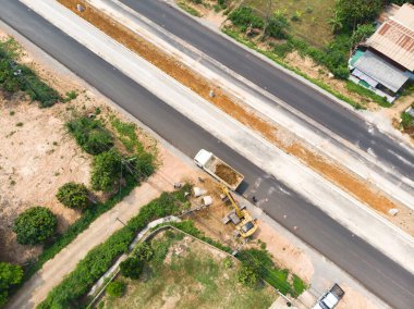 Su borusu kazma işi kepçeyle.