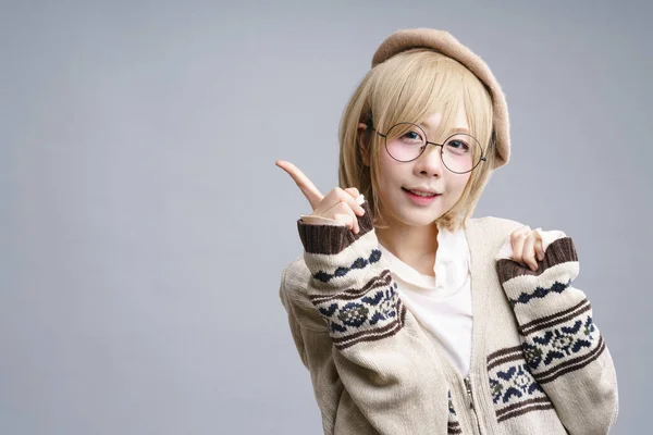 Encantador sorridente menina asiática com óculos, cabelo loiro peruca e bi — Fotografia de Stock