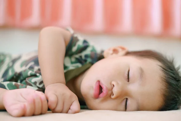 Asiático chico alrededor de 1 año y 11 meses de edad Asiático bebé durmiendo —  Fotos de Stock