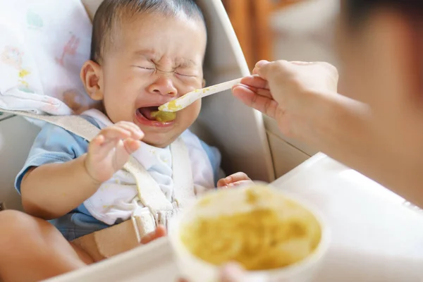 6 mois bébé asiatique refuse de manger de la nourriture — Photo