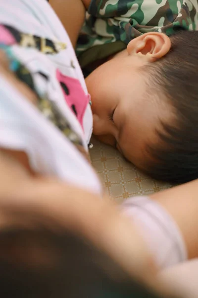 アジアの男の子約1年11ヶ月アジアの赤ちゃんの授乳 — ストック写真