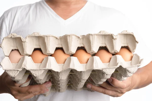 Mão segurando caixa de ovo de frango fresco — Fotografia de Stock