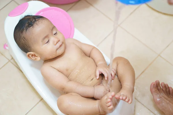 8-месячный азиатский ребенок принимает душ — стоковое фото