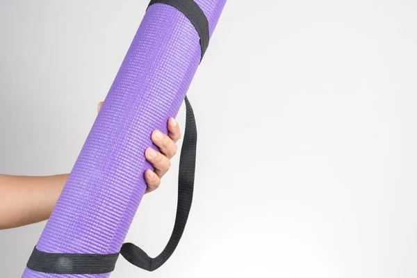 Yoga mat, egzersiz ve fitness tutan el Aksesuar — Stok fotoğraf