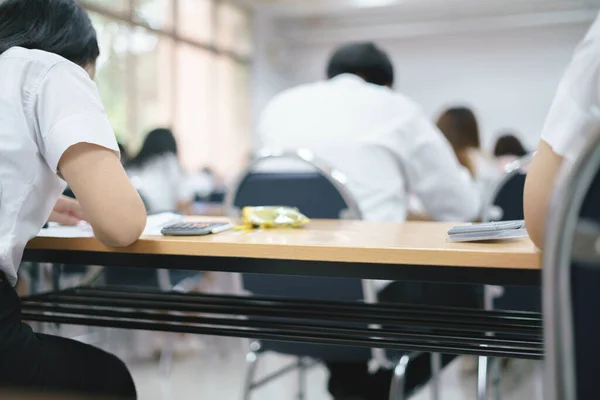 Asiático estudantes tomando um exa — Fotografia de Stock